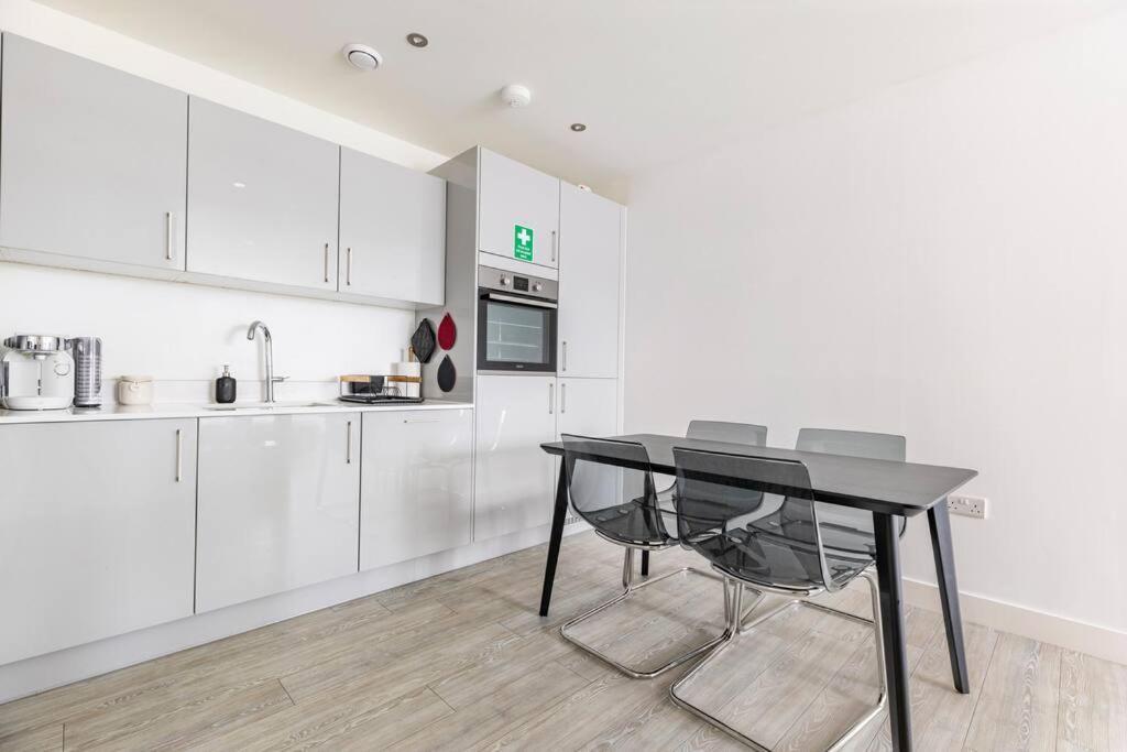 Stylish & Comfortable Top-floor Flat In Harrow Londen