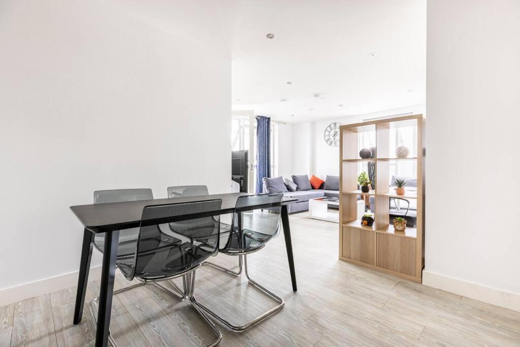 Stylish & Comfortable Top-floor Flat In Harrow Londen